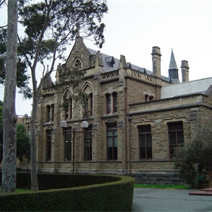 墨爾本大學(xué)